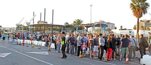 Pedestrian frontier queue at the border  
